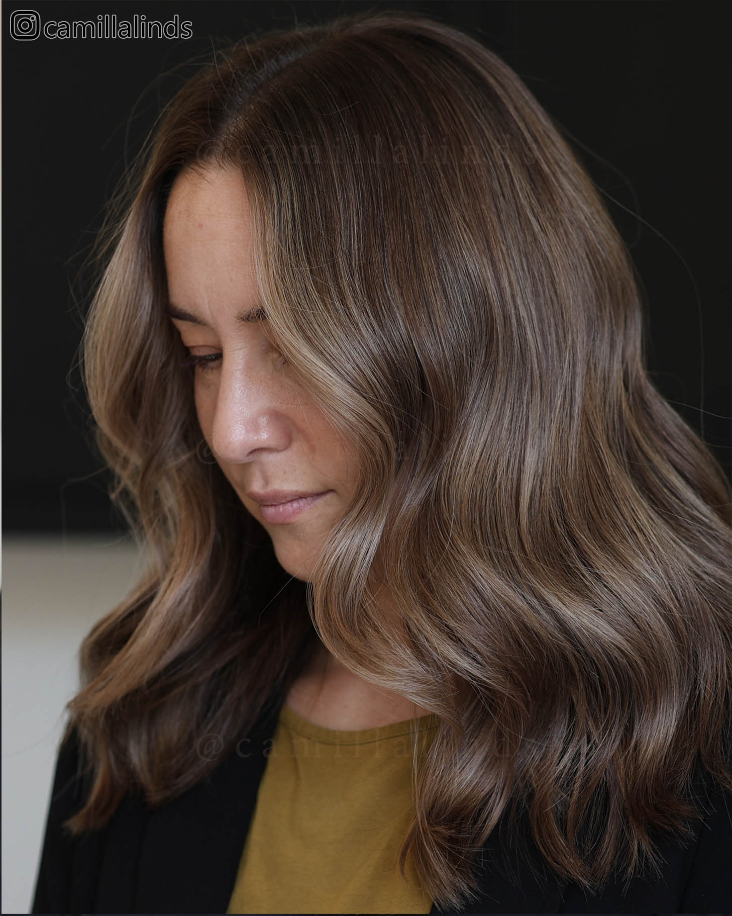 lyxig brunette hårfärg med brunt hår och ljusa slingor i varma toner balayage bronde foilayage seamless