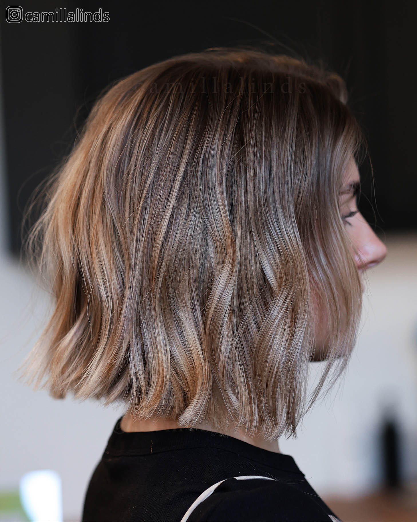 lyxig brunette hårfärg med brunt hår och ljusa slingor i varma toner