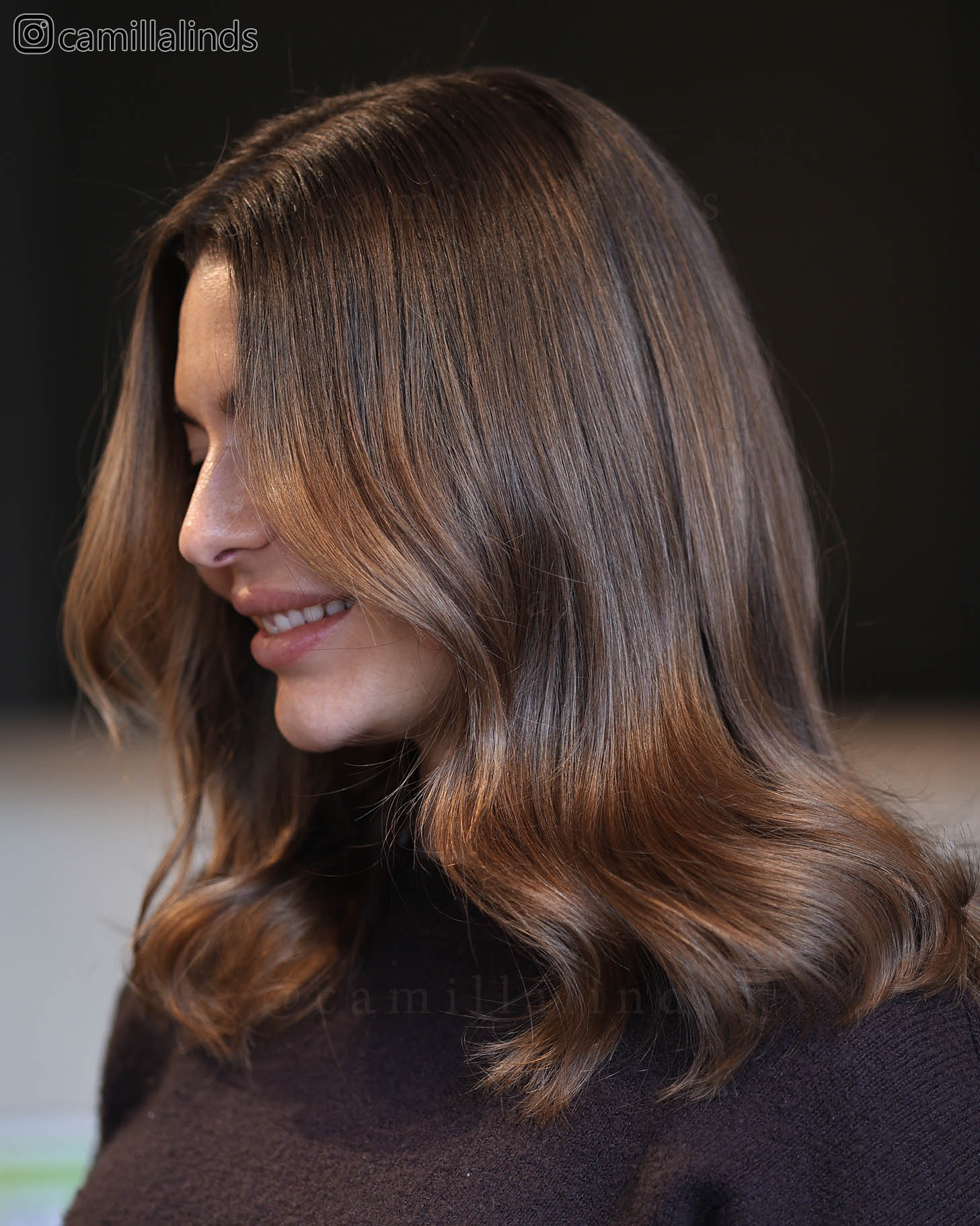 faceframe frisyr med ljusa slingor i en lyxig seamless blond hårfärg med balayage foilayage slingor